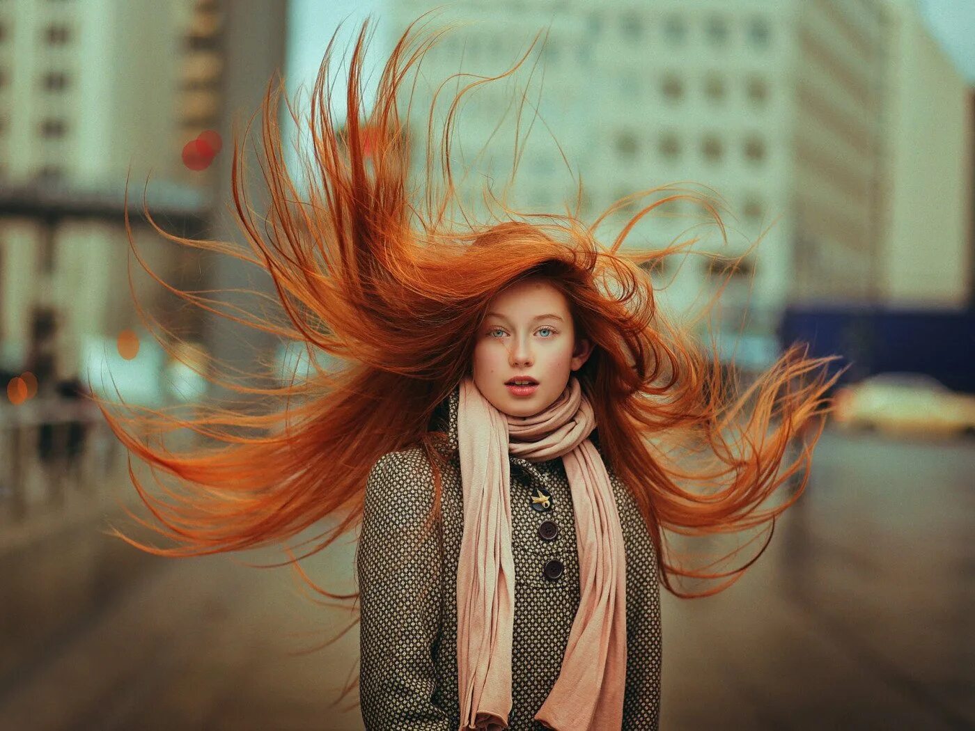 Красиво ветер волосы. Девушка с развивающииися волосами. Развивающиеся волосы. Рыжеволосая женщина.