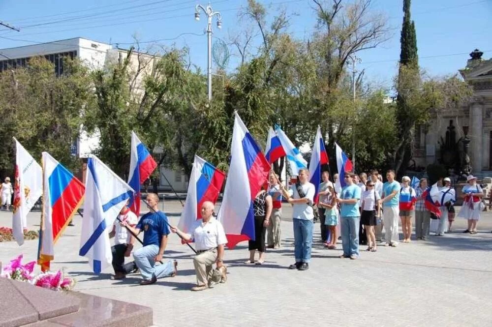 Севастополь крым россия картинки. Флаг России и Севастополь в Севастополе. Центр Севастополя русский флаг. Флаг "Севастополь. Россия". Город Херсон с российскими флагами.