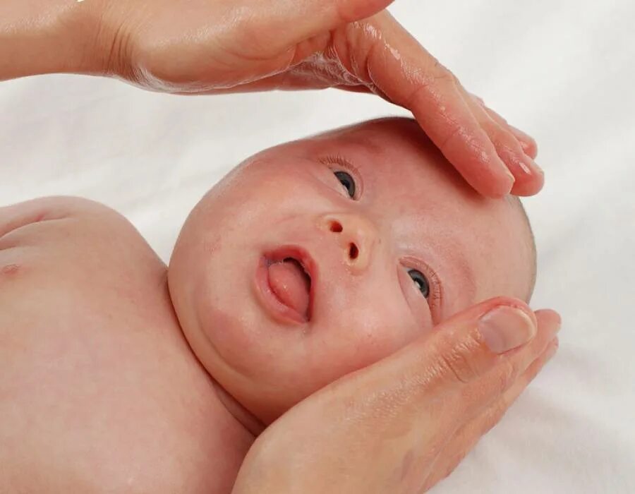 Массаж слезного канала видео. Дакриоцистит новорожденных массаж слезного канала у новорожденных. Дикриоциститом у новорожденных. Массаж слезного мешка у новорожденных. Массаж глазика у новорожденного.