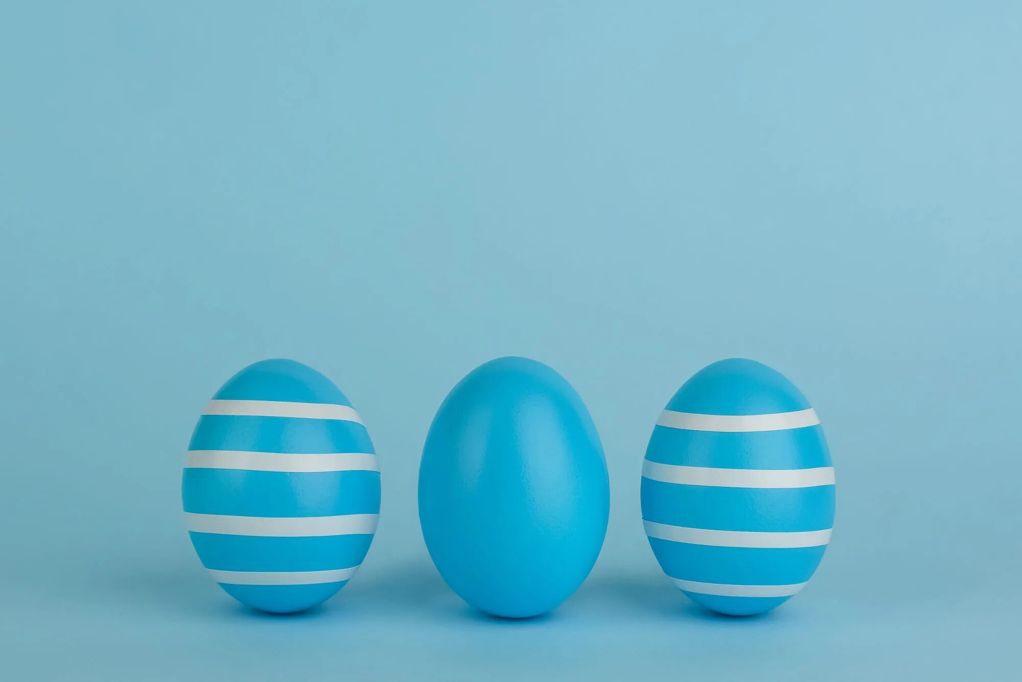 Красные полоски на яйцах. Stripes egg. Яйцо на цветном фоне. Stripes egg. Stripy egg.