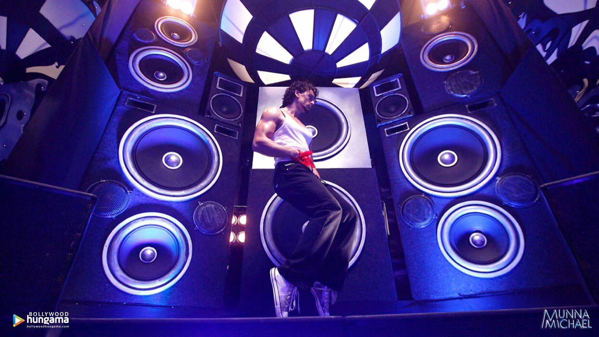 Оборудование для обоев. Самый мощный сабвуфер. Protocol radio. Диджейские колонки визитка. Диджей на улице.