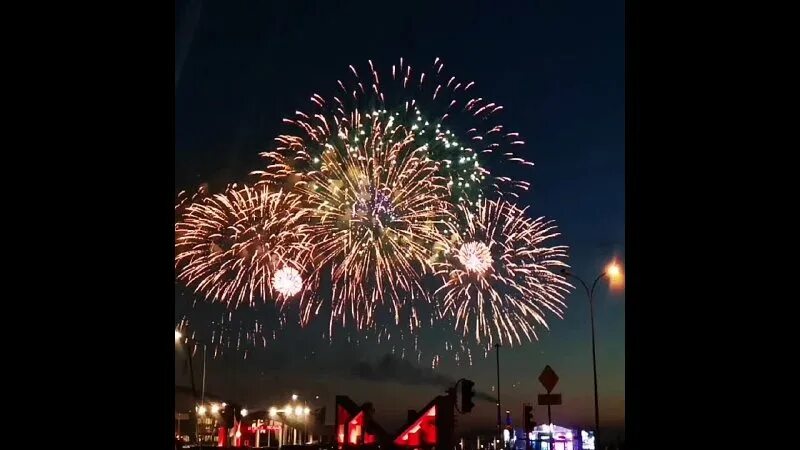Салют 15 минут. Салют кемерово. Салют в новокузнецке. Салют кемерово. Салют над московской площадью кемерово.