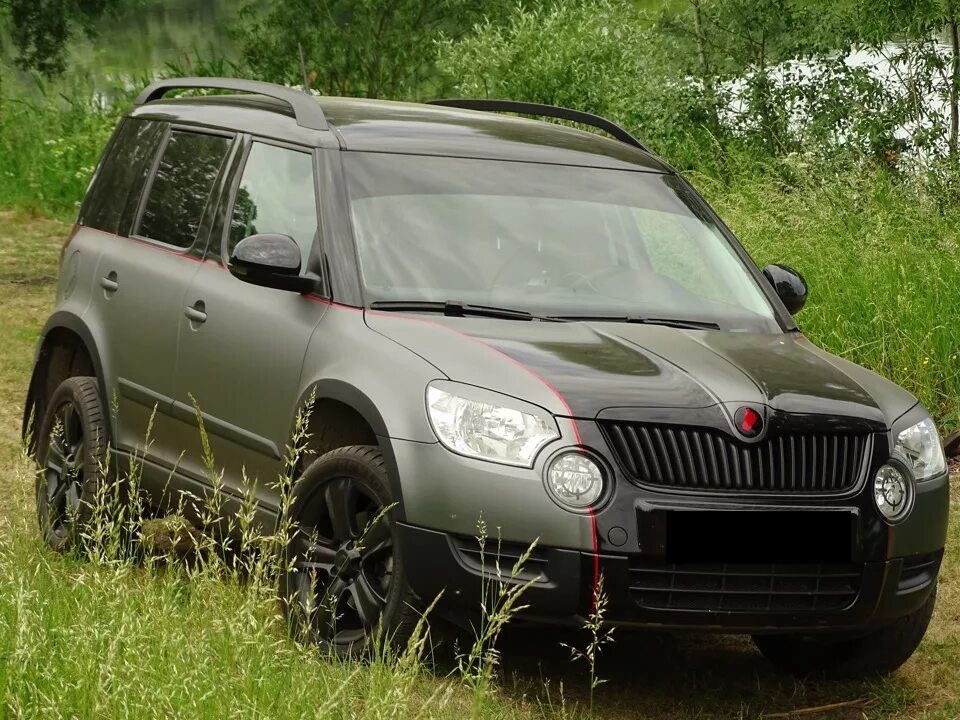 Тюнинг йети. Skoda Yeti антихром. Škoda Yeti Tuning. Shkoda Yeti 4x4 1.8. Skoda Yeti камуфляж.