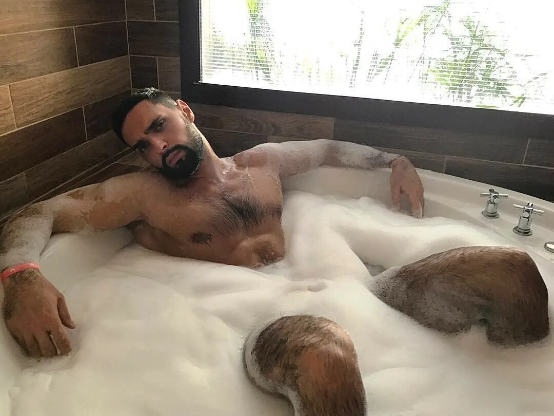 виталий козловский певец голый. мальчик лежит в ванной. мужчина в ванне. лежит в ванной. мужчина в ванной.