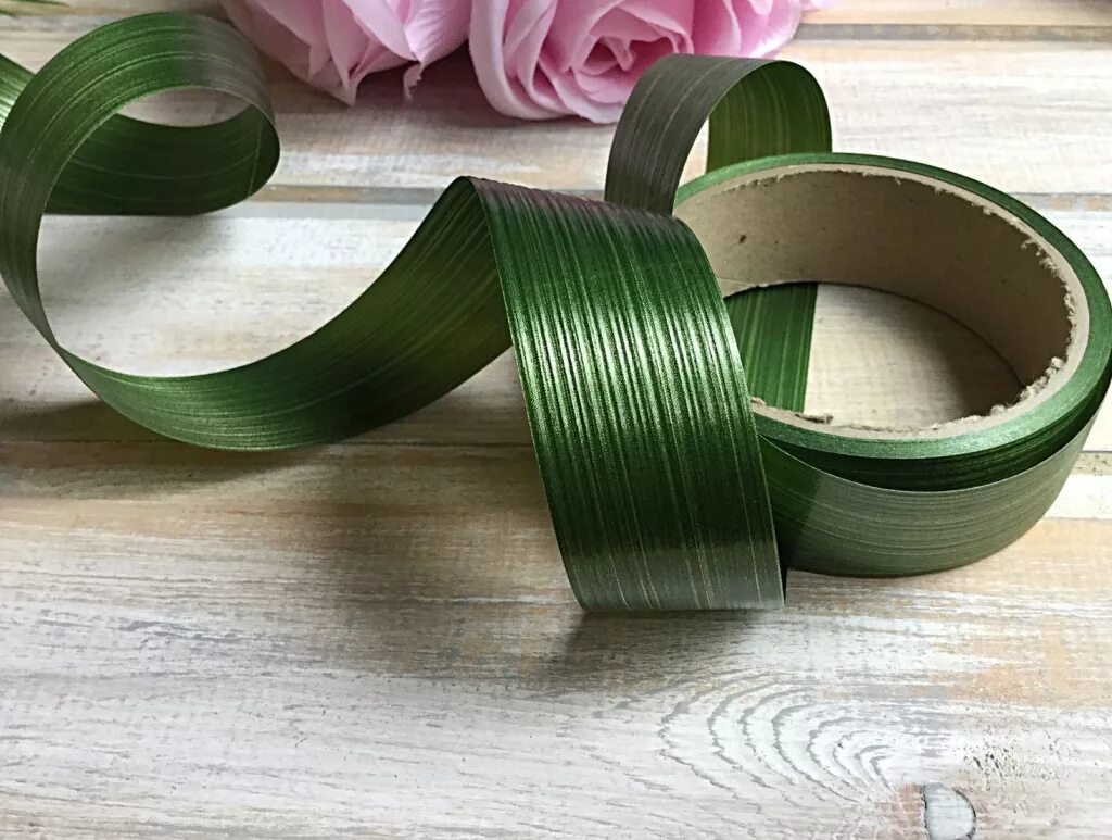 тесьма зеленая. зеленая ленточка. зеленая ленточка фото. атласная лента в волосах. зеленая ленточка.