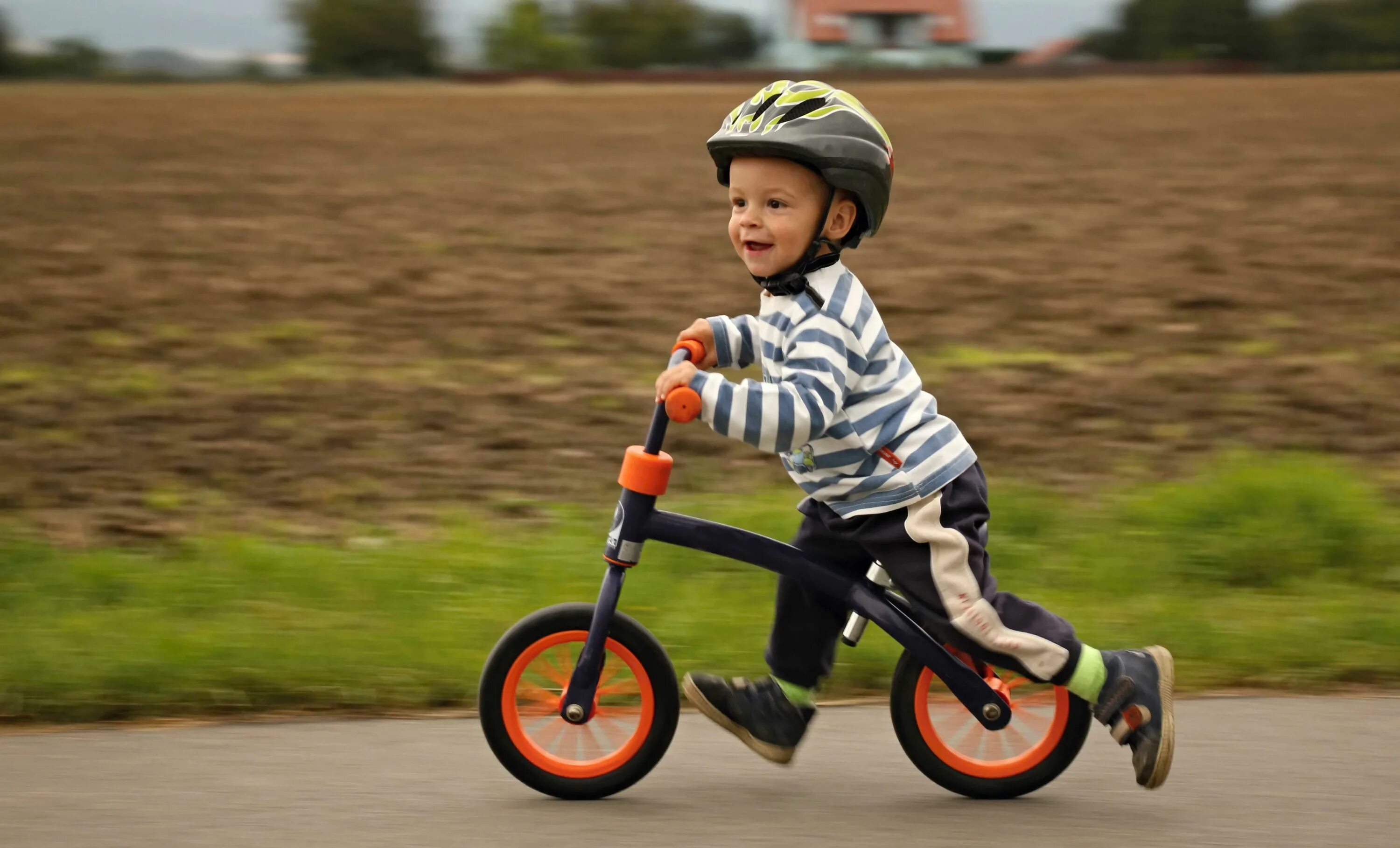Топ беговелы. Беговел. Дети с велосипедом. Велосипед детский. Беговел велосипед.