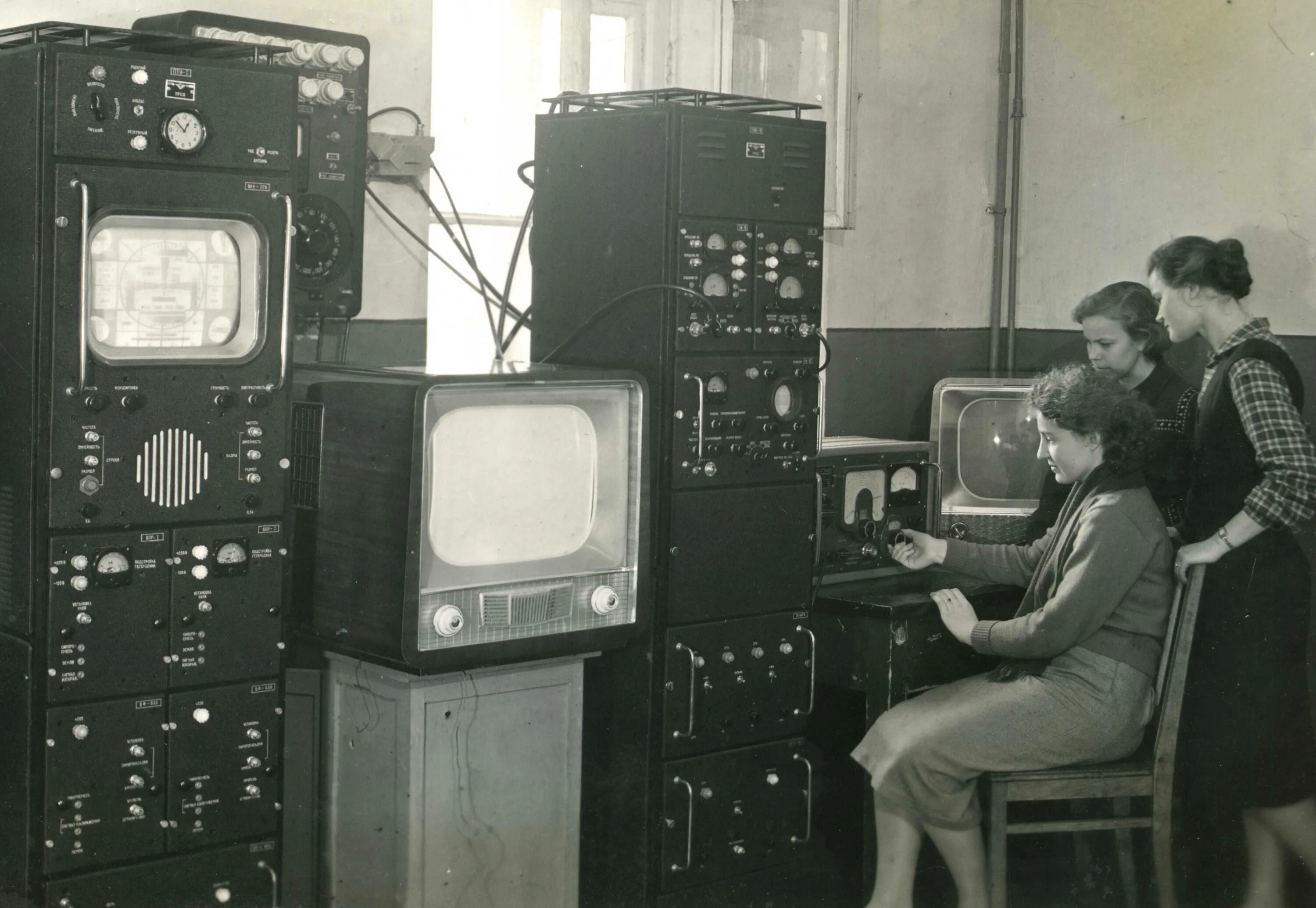 Канал первый канал. Телевизор 1950-х годов. Начало российского телевидения. История развития телевидения. Студия новостей первого канала.