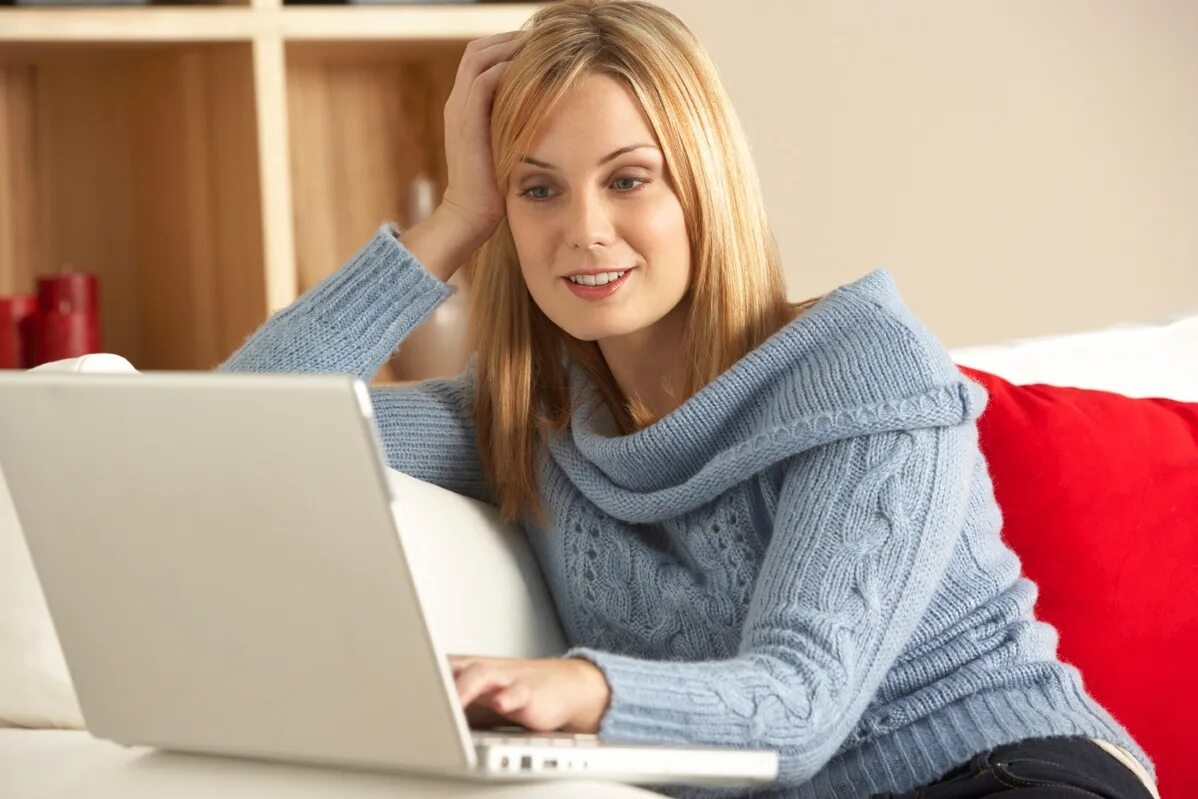 Найти жену в интернете. Женщина за ноутбуком. Девушка. Женщина сидит за компьютером.