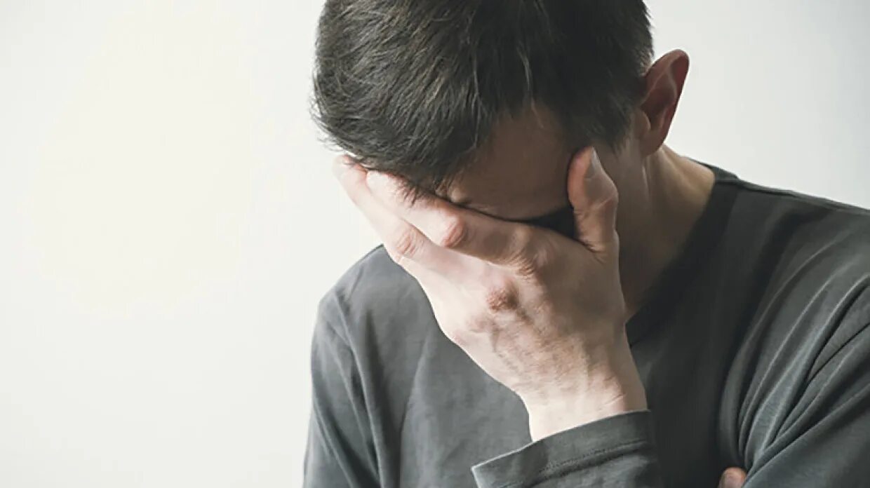 мужчина закрывает лицо. мужчина трудности. парень закрывается. скрыть лицо. закрытые глаза.