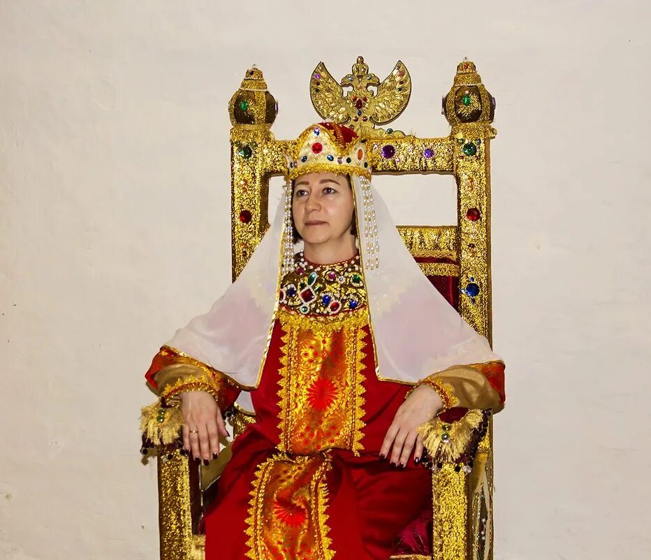 Царица. Царица для детей. Фотосессия царица. Царица на троне.