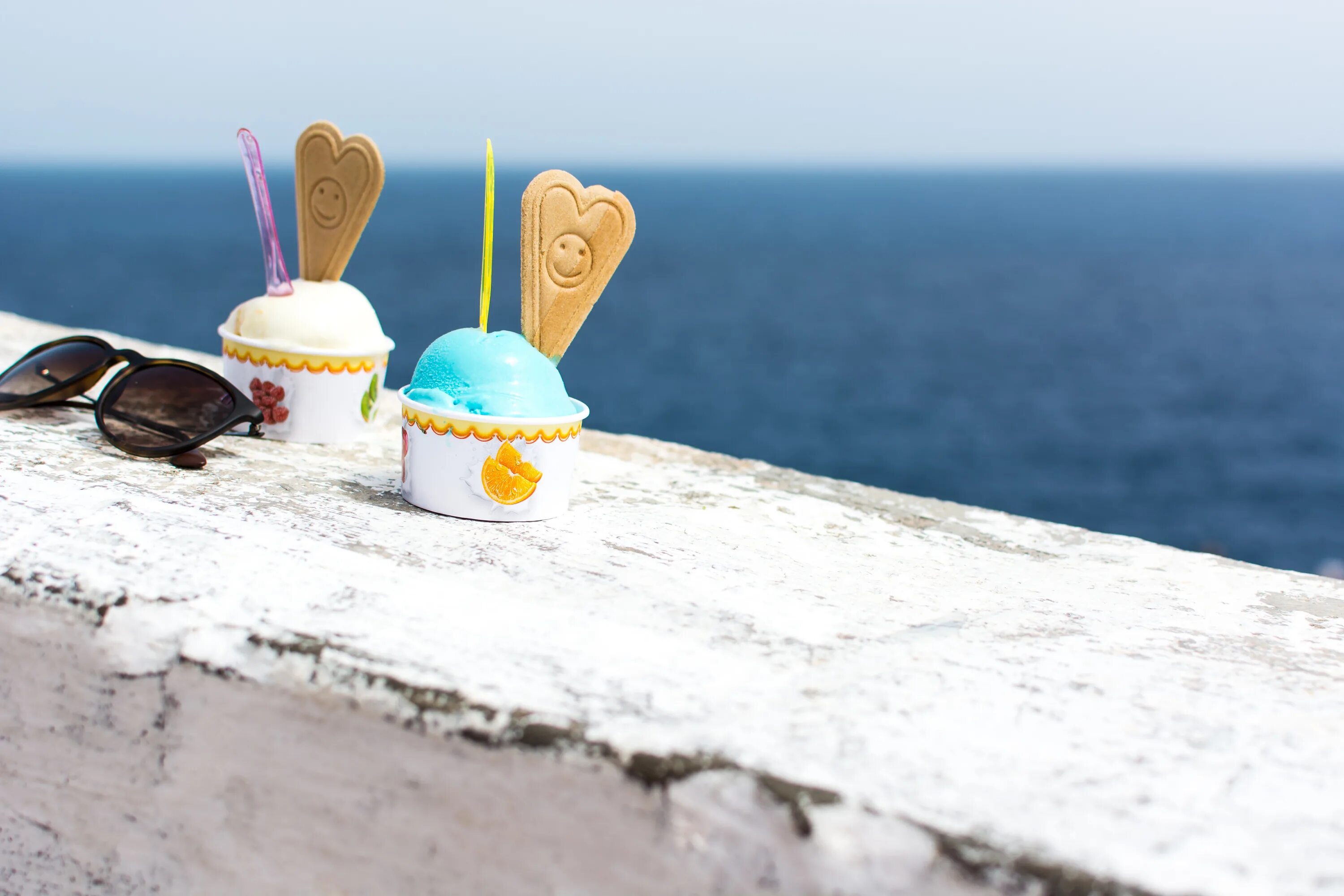 Сладости с моря. Мороженое на море. Десерты на фоне моря. Пирожное море. Море сладостей.
