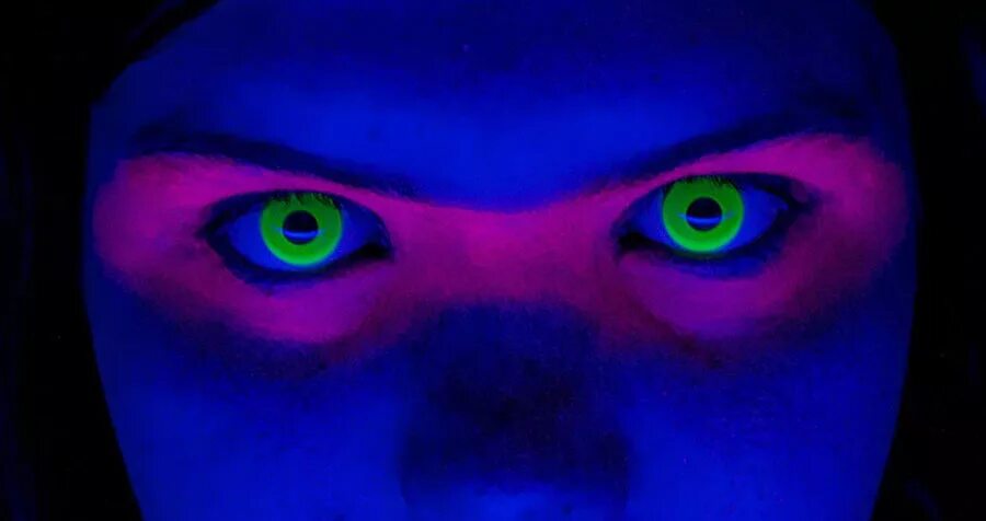 кошка со светящимися глазами. коты в темноте со светящимися глазами. светящиеся линзы. красные светящиеся глаза в темноте. светящиеся глаза в темноте.