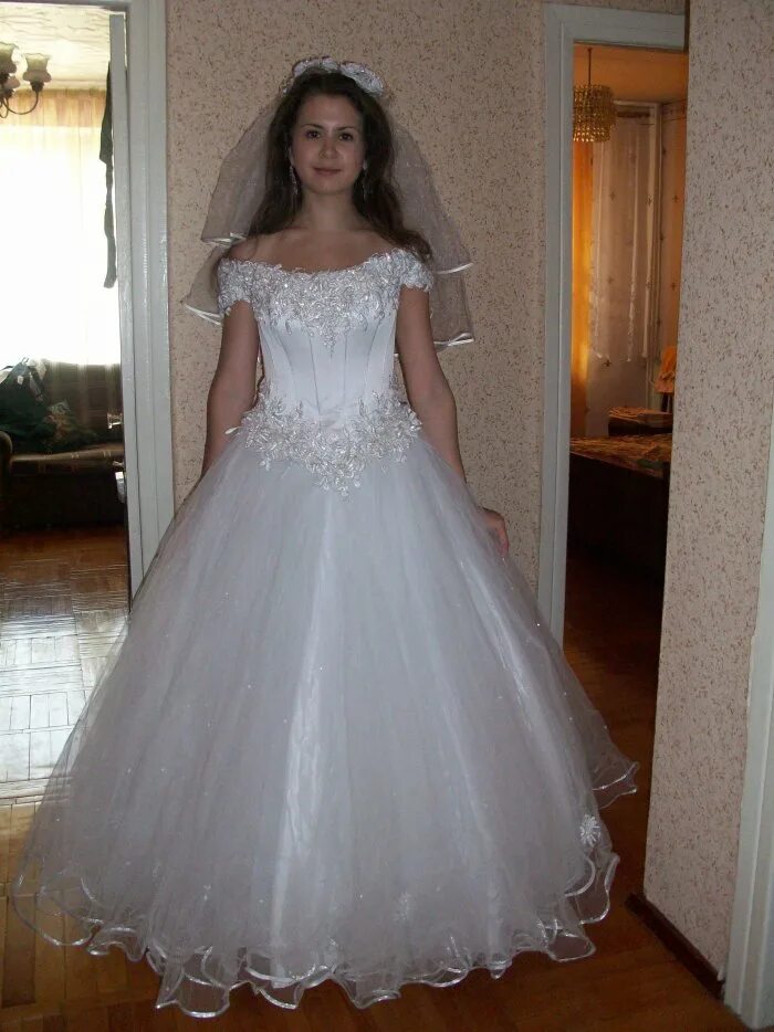 Куплю платье бу. Самое дешевое свадебное платье. Дешевое свадебное платье из 2000. Самые дешевые платья. Свадебные платья для бедных.