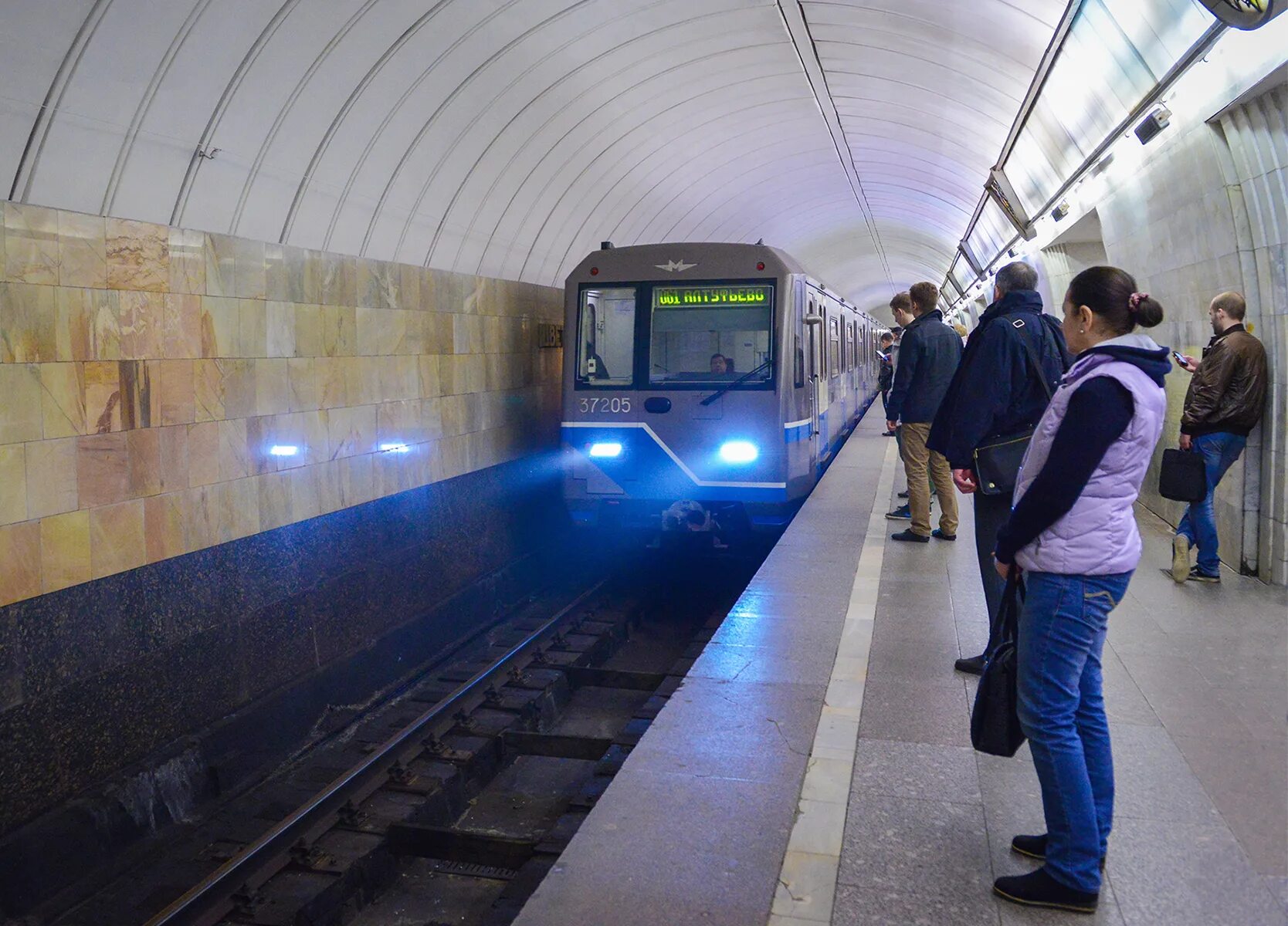 Поезд метро. Станция метро с поездом. Поезда Московского метрополитена. Поезд Москва на станции метро.