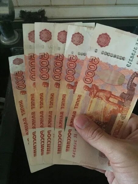 35 руб на рубли. 30 Тыс рублей в руках. 20 Тысяч рублей в руках. 25 Тысяч рублей. Деньги в руке тысячи рублей.