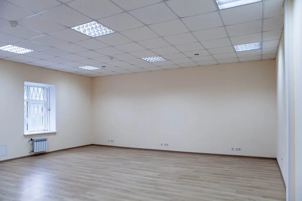 Пустое помещение под магазин. Офис без мебели. Аренда помещения. Арендую помещение. Нежилое помещение.