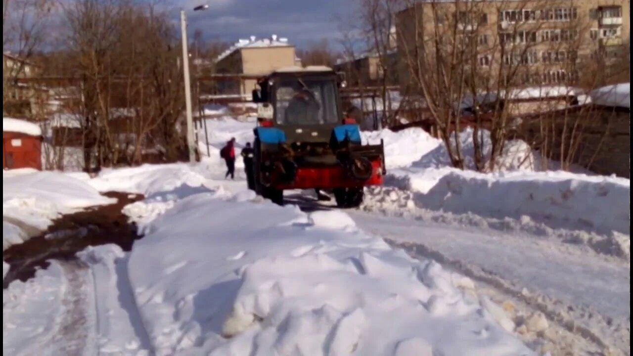 Игра трактора чистят снег. Трактор МТЗ 82 убирает снег. МТЗ 82 грузит снег. МТЗ 82 убирает снег. Очистка снега трактором.