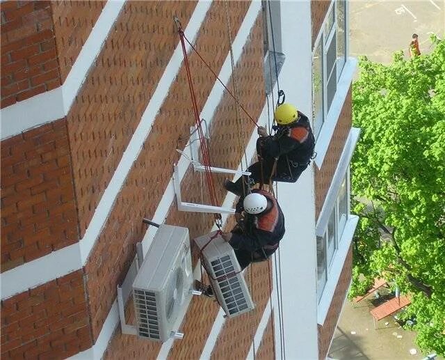 Как законно установить кондиционер в многоквартирном доме. Монтаж кондиционера. монтаж внешнего блока кондиционера. крепление наружного блока кондиционера. промышленный альпинизм.