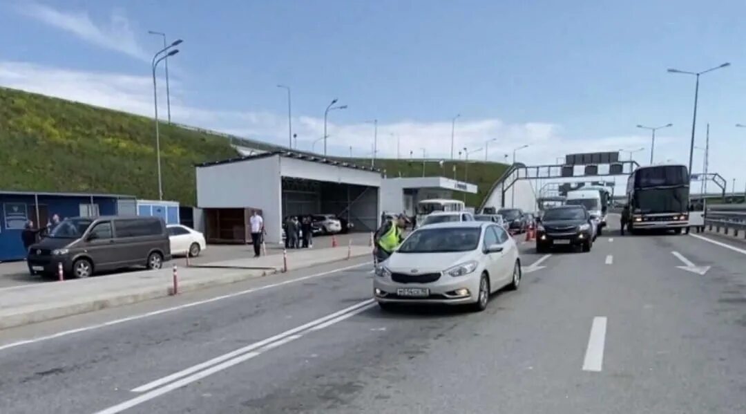 Досмотр на крымском мосту сейчас. Пропускной пункт. крымский мост досмотр. досмотр на крымском мосту. крым сегодня.