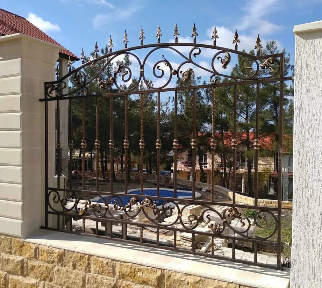 Кованый забор с железными столбами. Кованый забор с пиками. Zabor kovka решетка забор. Красивый забор. Железный забор.