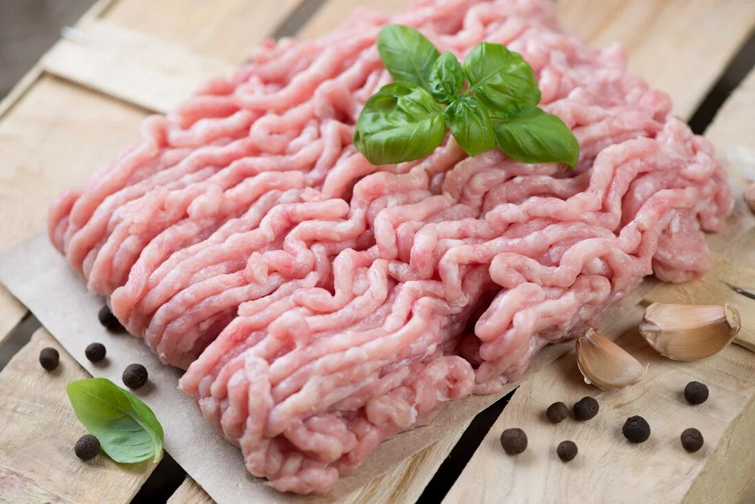 Фарш говяжий. Фарш фарс. Красивый фарш. Мясо фарш. Сырое рубленое мясо со специями.