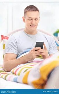 Парень пишет смс