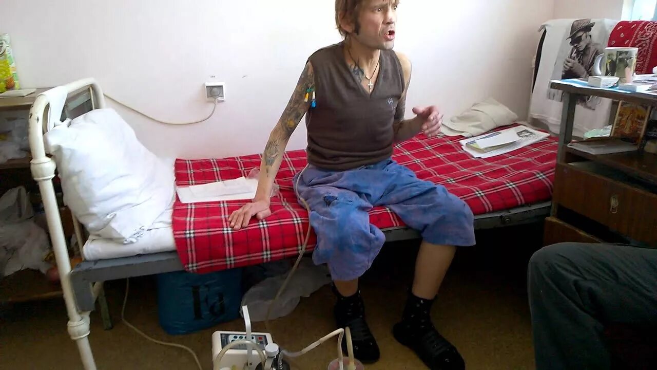 Медсестры в фартуках. Медсестра в фартуке с клизмой. Константин ступин похороны. Медицинская сестра фото. Больничные будни.