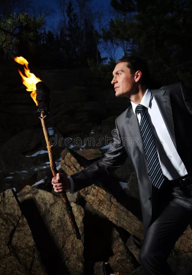 Альбом прометей роняет факел. Девушка с факелом. Человек с факелом в темноте. Человек с факелом в руке. Человек факел.