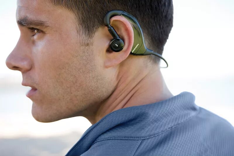 Не держится наушник в ухе. Wireless Bluetooth Headset d10 наушники. Plantronics 903. AKG k361bt на человеке. Наушники с ушами.