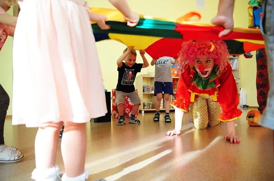 Детские сценарии клоуном. Игровая программа с клоунами. Конкурсы для детей с клоуном. Конкурс весёлый клоун для детей. Праздник для детей на день рождения с клоунами.