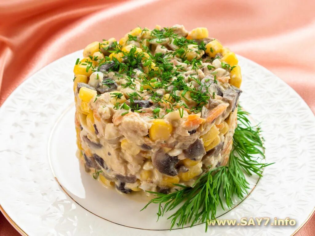 Салат грибы жареные курица ананас. Салат с грибами и кукурузой. Салат курица грибы кукуруза. Салат с грибами кукурузой и яйцом. Вкусный салат с курицей и грибами.