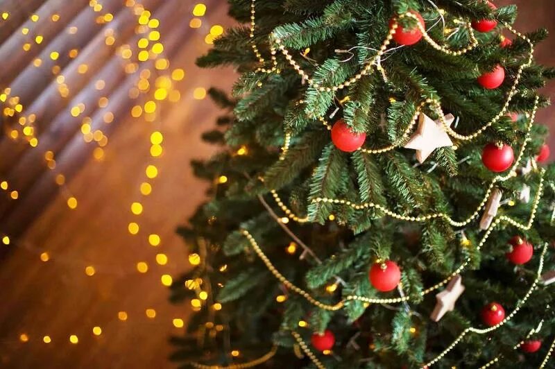 красивая елка. украшение елки бусами. новогодние бусы на стене. елочка с бусами. как вешать новогодние бусы.