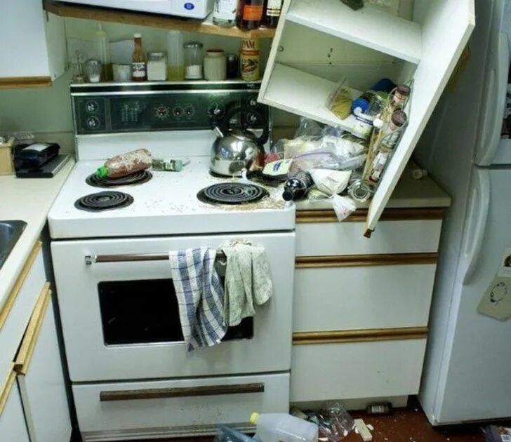 упала кухня. срач на кухне. прикольные кухни. упали кухонные шкафы. сломанная кухня.