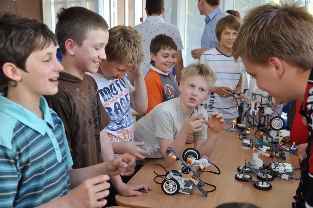 Какие кружки должны быть в школе. Кружок робототехники для детей. Робототехника для детей. Робототехника для дошкольников. Школьные кружки.