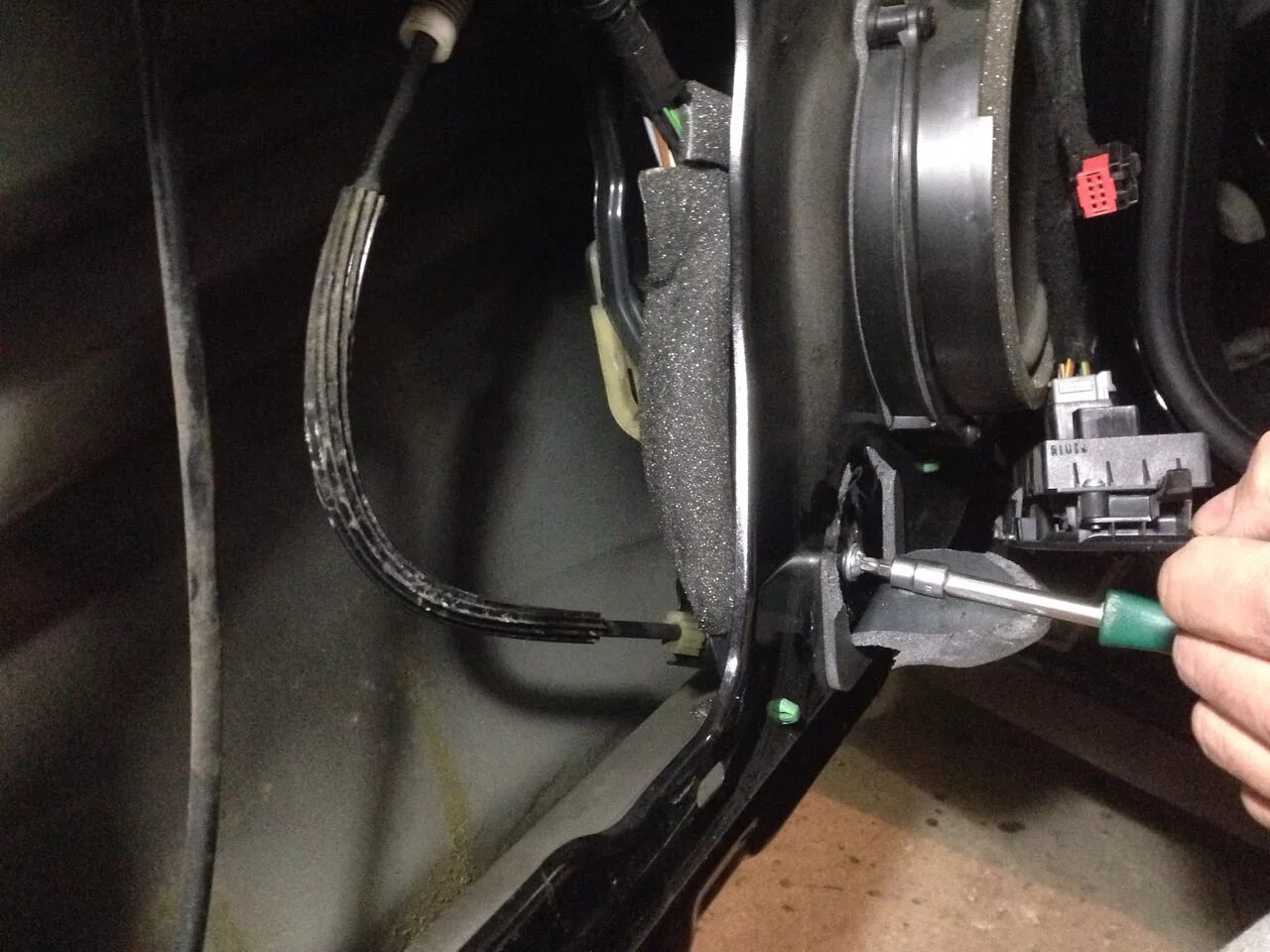 Пассажирский стеклоподъемник форд фокус 3. Форд фокус 1 привод стеклоподъемника. Щетки стеклоподъемника форд фокус 3. Форд фокус 3 замена стеклоподъемника. Не работают стеклоподъемники фокус 3.