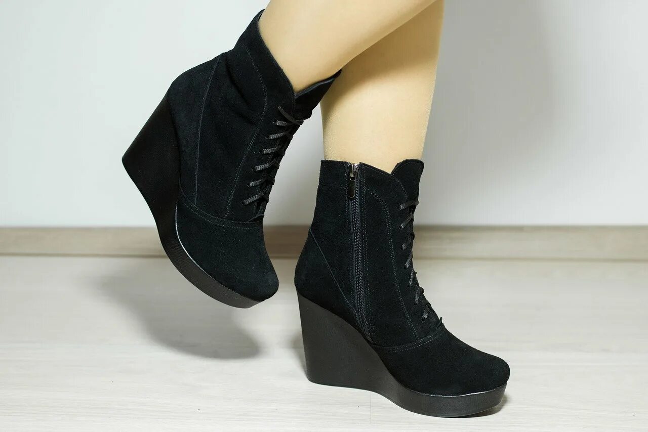 Ботинки саламандер на танкетке. Зимние ботинки на танкетке женские. Полусапоги betsy на танкетке. Evita ботинки женские замшевые на шнуровке. Ботинки женские демисезонные замшевые tendance.