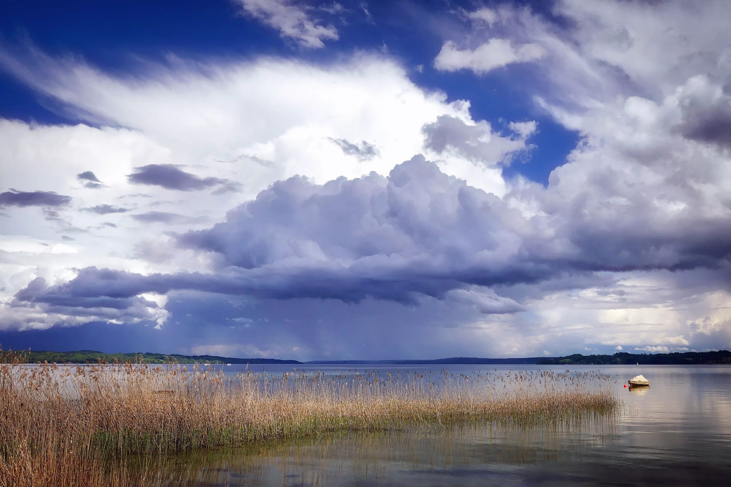 Облака над озером. Отражение облаков в озере. Красивые облака. Облака над морем.