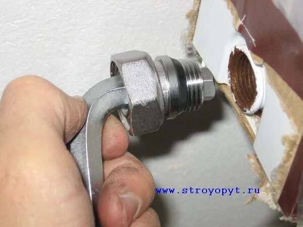 Почему из радиатора отопления капает маслянистая жидкость, что делать