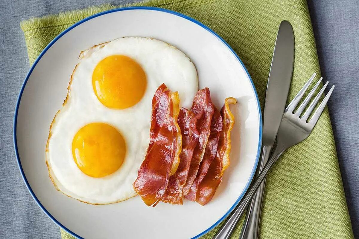 Два яйца и колбаса. Яичница глазунья с беконом. Яйца с беконом. Завтрак с беконом и яйцами. Завтрак яичница с беконом.
