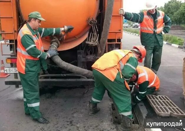 Прочистка воронеж. КАМАЗ илосос Мосводосток. Водитель илососа. Илосос в работе. Автоцистерна в Мосводоканале.