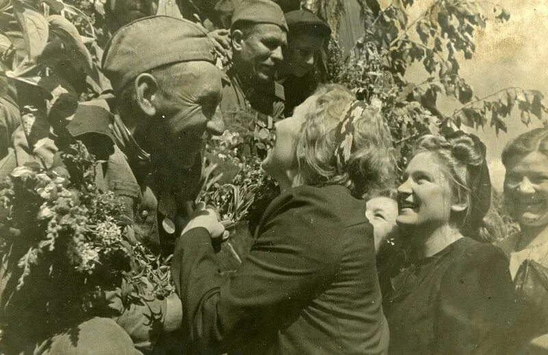 Фото победы великой отечественной войны 1945. Кадры Победы 1945. Встреча героев Победы 1945. Встреча солдата. Встреча после войны.