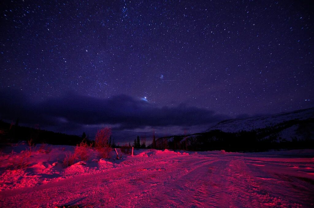Небо аляски. Аляска ночью. Аляска ночное небо. Бордовое ночное небо. Ночь на Аляске фото.