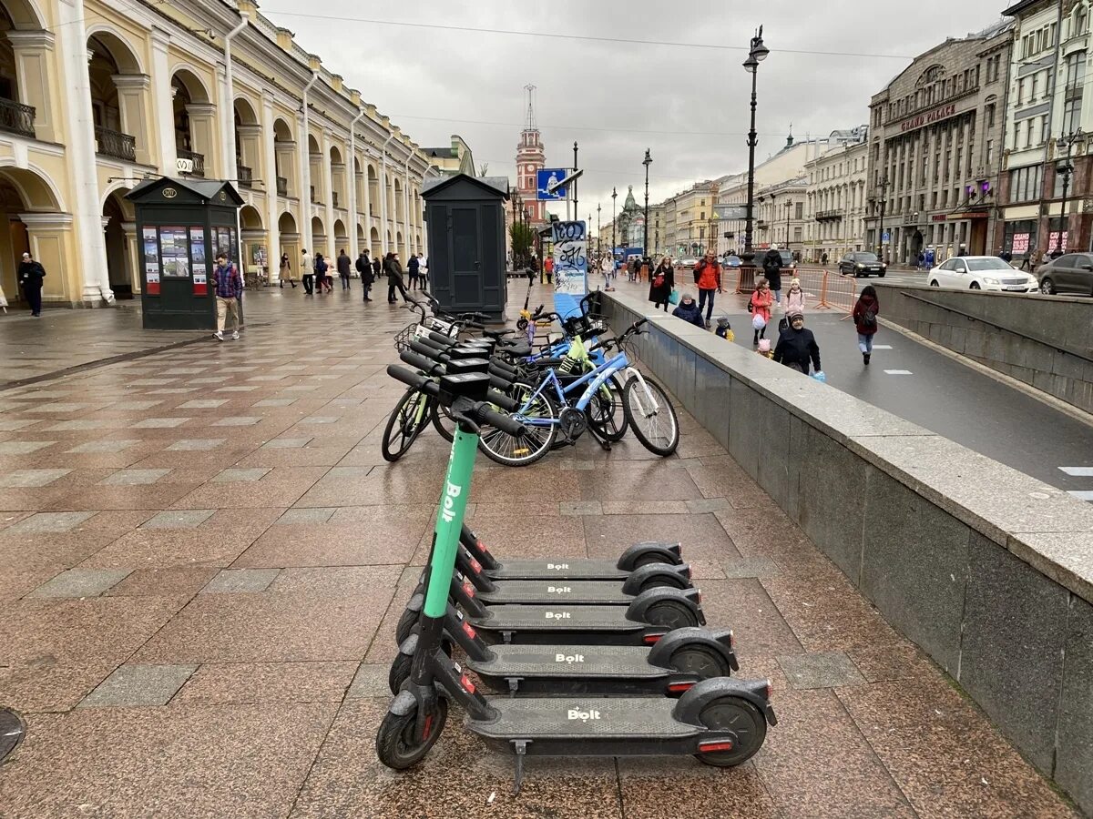 Самокаты в москве прокат на улице. Электросамокат Шеринг. Электросамокаты кикшеринг. Шеринг электросамокатов в Санкт-Петербурге. Электросамокаты стоянка Питер.