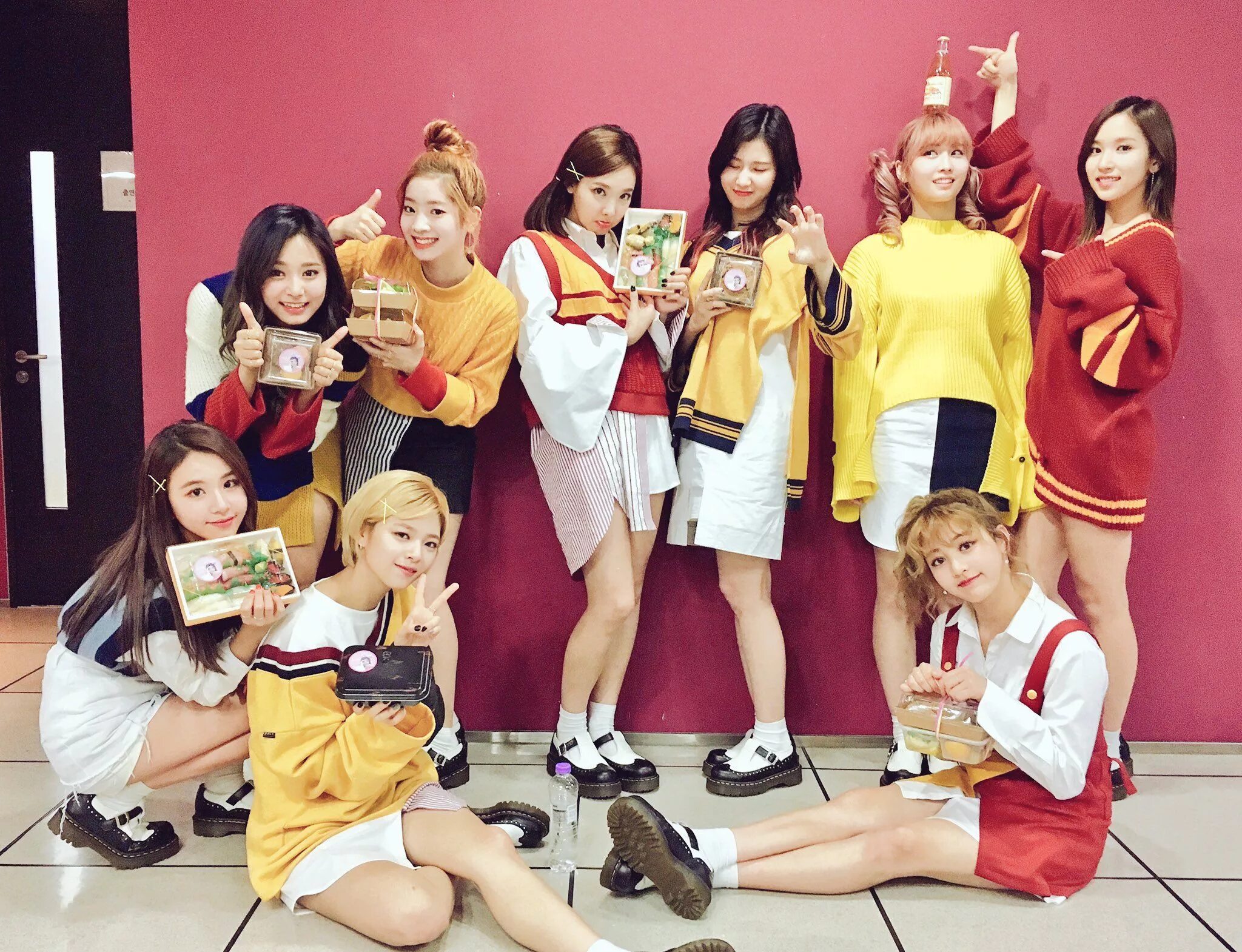 Double twice. Твайс. группа твайс. группа twice участницы. twice корейская.