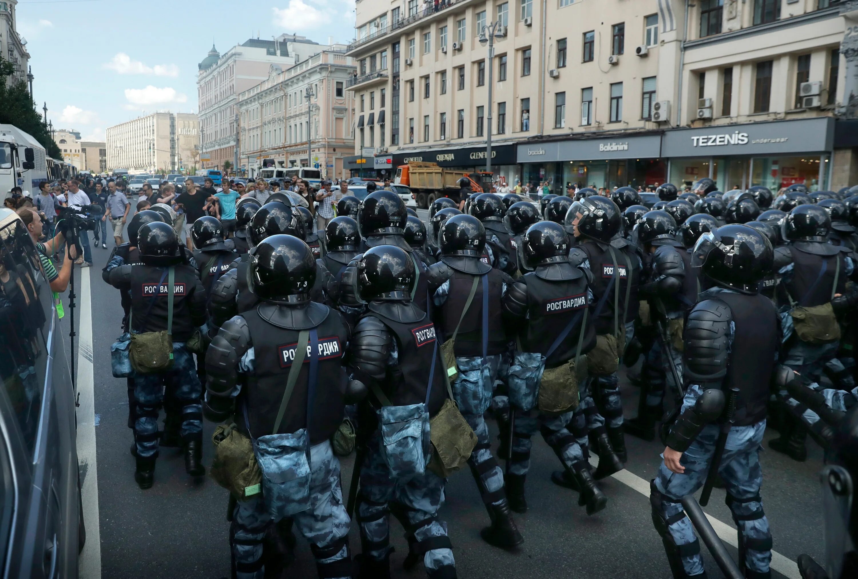 ОМОН С щитами и дубинками. Полиция обмундирование на митинге. Росгвардия на митинге. Митинг полицейских