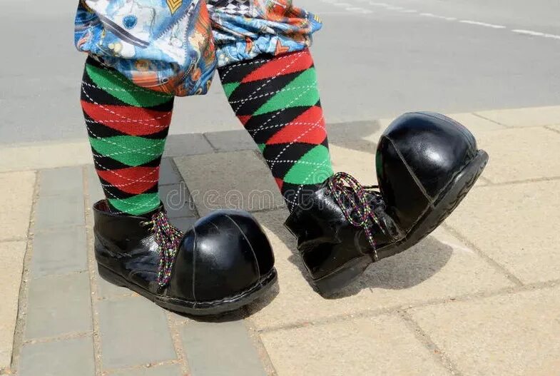 Нога клоуна. Клоунские ботинки. Клоун в больших ботинках. Огромные клоунские ботинки. Клоунские туфли.
