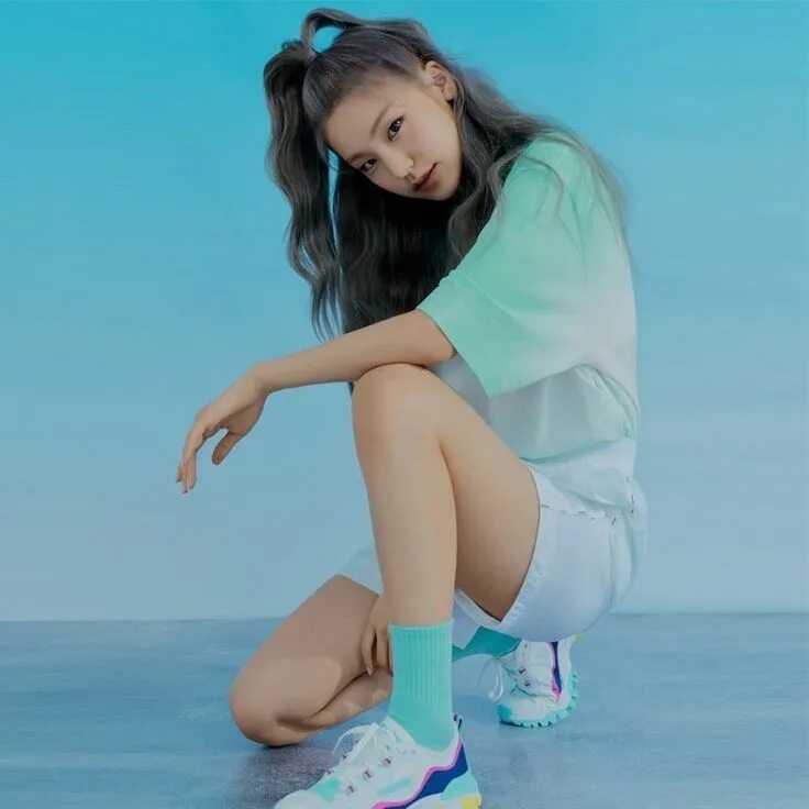 Itzy boy. Йеджи itzy. йеджи в голубом. хван йеджи.