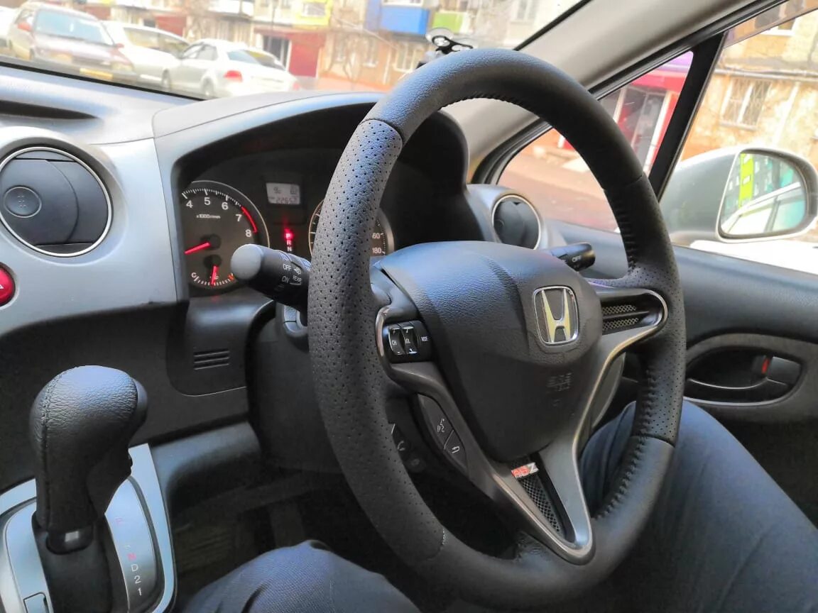 Как снять руль хонда стрим Замена эмблемы руля Honda Stream, 1,8 л, 2007 года своими руками DRIVE2