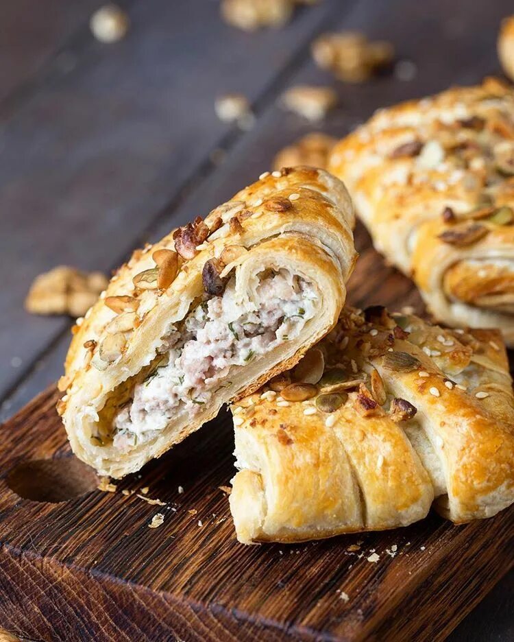 Тесто с грибами. Слойки. слойка с курицей и грибами. слойки с курицей. слойки с грибами.