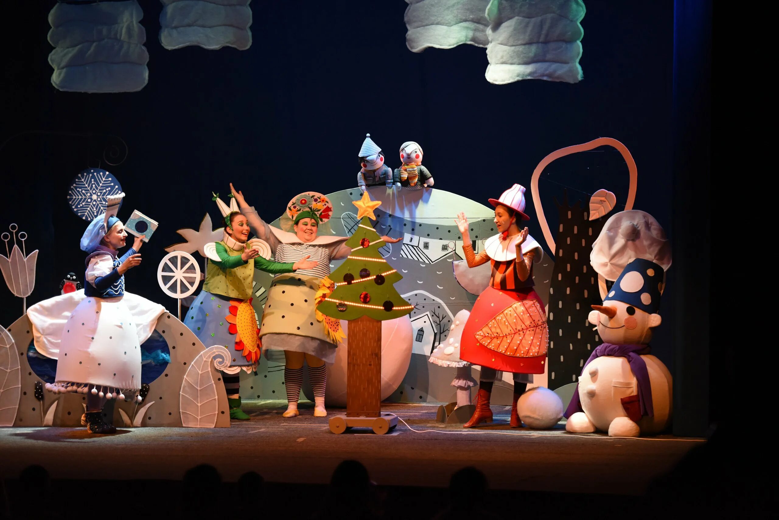 сцена театра спектакль для де. театральные постановки для детей. конкурс детских спектаклей. театральная студия для детей. дети актеры в театре.